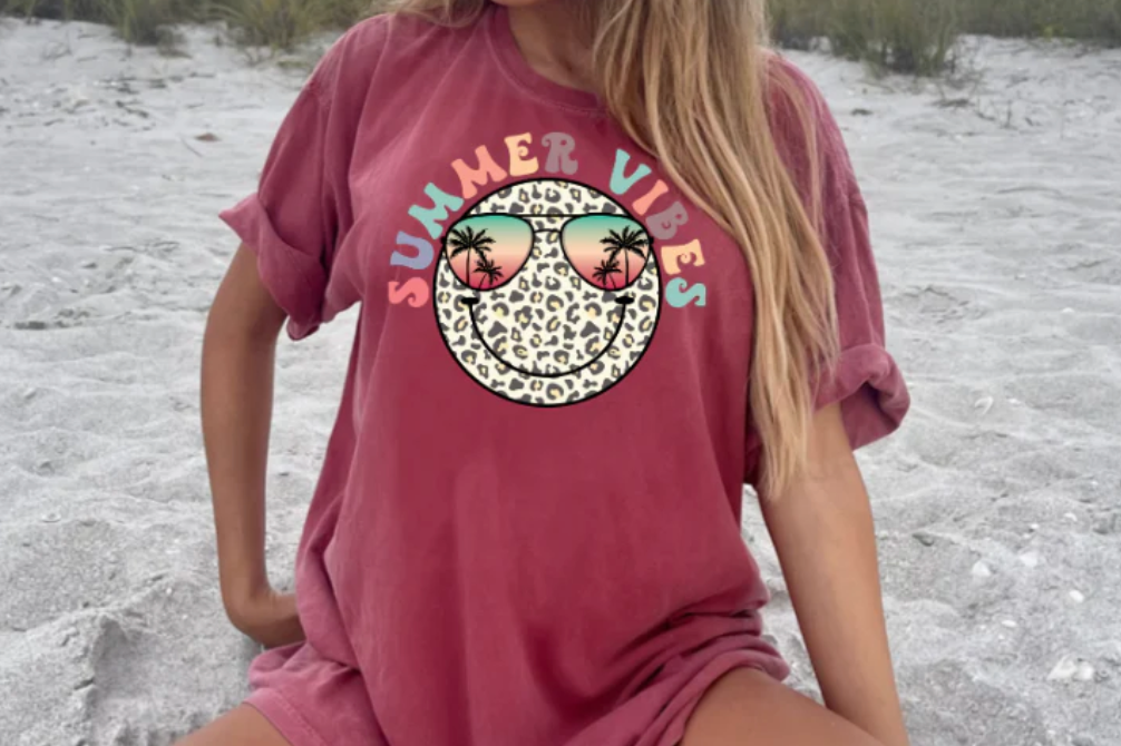 SUMMER VIBES SMILEY T-SHIRT