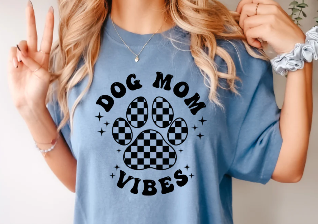 DOG MOM VIBES T-SHIRT